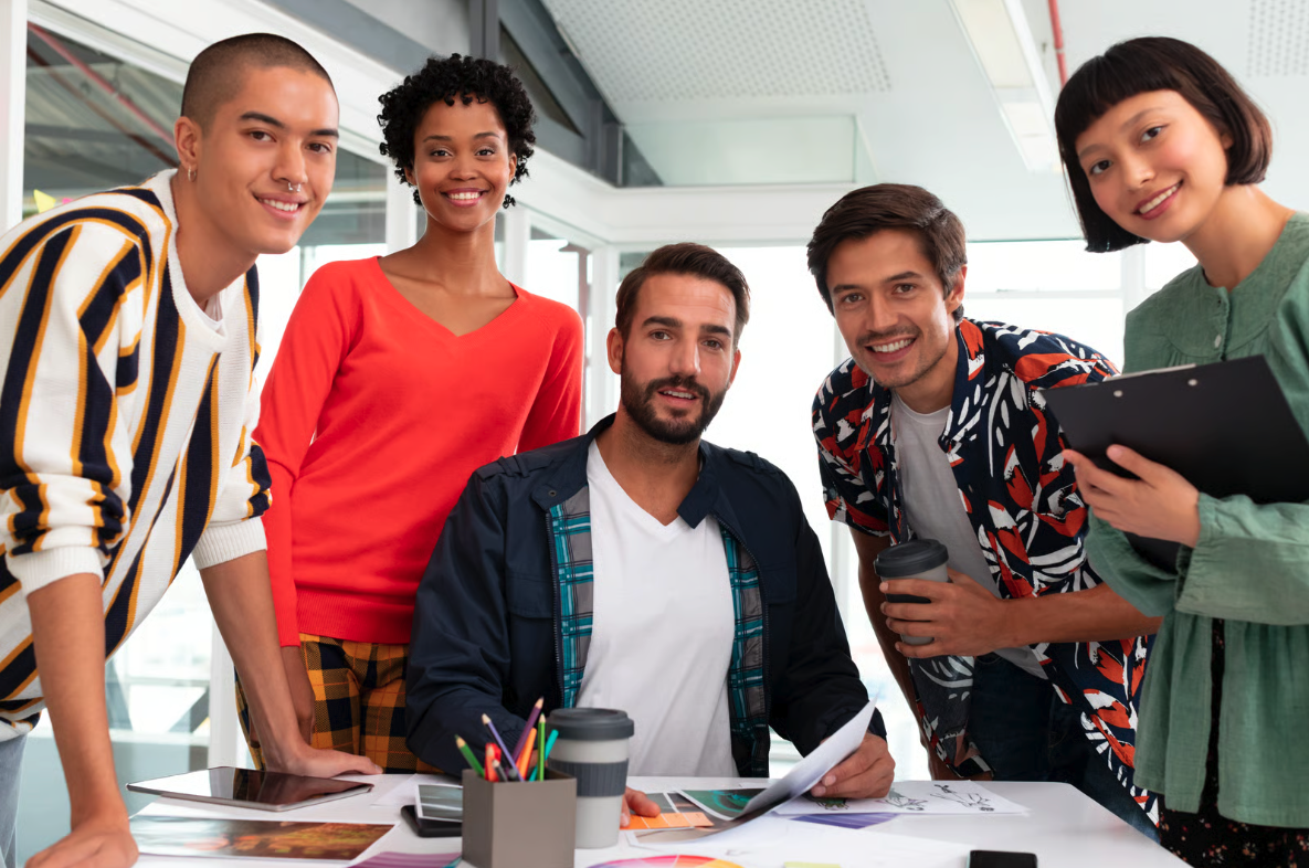 Equipo colaborando alrededor de una mesa de trabajo